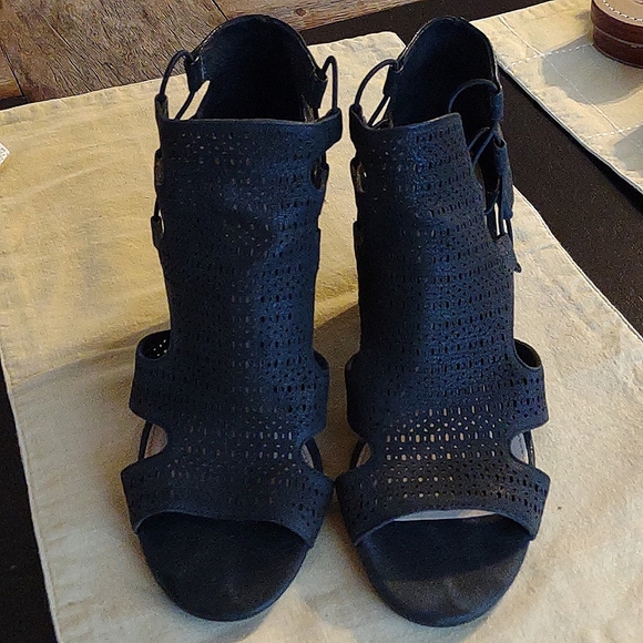 Vince camuto Corbina leather size  7.5 - Picture 3 of 5